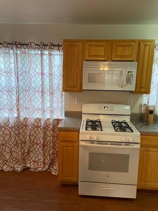 Large 3-Bedrooms/2-Bath Apt, One Block To Train Нью-Йорк Экстерьер фото