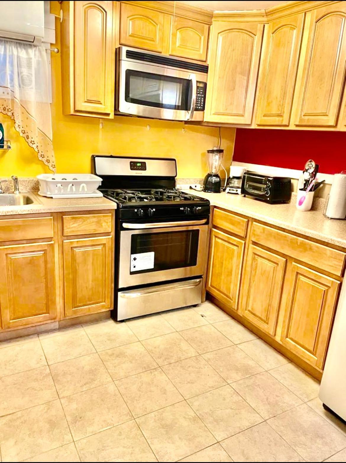 Large 3-Bedrooms/2-Bath Apt, One Block To Train Нью-Йорк Экстерьер фото